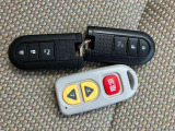 パワースライドドア対応スマートキー2個あります。リフトアップシート用リモコン