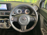 インテリアに合わせたデザインのステアリングは、運転される方のことも考え、運転しやすい形状、大きさです。是非一度、実際に触ってお確かめください。