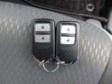 スマートキー付。キーを取り出さなくてもドアロックの施錠・開錠、エンジンの始動が出来ます。雨の日や荷物の多い日にとても便利ですね。