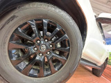 【純正18インチアルミホイール】外観にマッチした純正アルミホイールを装着しております。各種社外アルミホイールや、スタッドレスタイヤも取扱いしております。是非ご相談ください♪