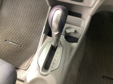 ハンドル周りがすっきりするフロアシフト。ハンドル操作に集中しやすいので、事故の防止にも役立ちます。