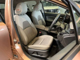 運転席は程よくホールド感のある形状をしておりますので、ロングドライブでも疲れにくくなっております。