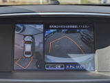 アラウンドビューモニターを装備!上から車両を見下ろしたような映像をナビ画面に表示できます。車両前後左右に搭載した4つのカメラ映像を継ぎ目なく合成!目視では見えない部分もリアルタイムで見れます。