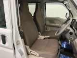 【フロントシート】さまざまな体格の方が快適に運転ができるよう配慮したシートになっております。