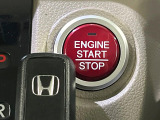 【Hondaスマートキー】カバンやポケットに入れたままでもドアの施錠・解錠が可能なスマートキーを装備。エンジンのオン・オフ時もカギを取り出す必要が無いからとっても便利です♪
