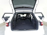 奥行きがあり、十分な広さを持つラゲッジスペースです。リアシートは分割可倒式ですので、大きな荷物を積載する事も可能です。