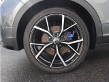 235/40R19タイヤ/8Jx19アルミホイール、ブルーブレーキキャリパー