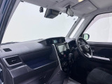 ダイハツのお店では、ダイハツ車を知り尽くしたプロフェッショナルが、専用の診断機器を使って各システムを点検しております。