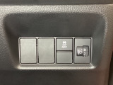 ハンドルの右側にはヘッドライトレベライザーとVSA(ABS+TCS+横滑り抑制)の解除スイッチがついています。ヘッドライトレベライザーは道路状況や積荷の加重に応じてライトの高さを調節できます。