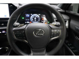 レーダークルーズコントロール(全車速追従機能付)が装備されています。高速道路で定速走行だけでなく、0km/hから約100km/hの広い範囲で先行車との車間距離を適切に保ちながら追従走行ができます。