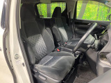 運転席まわりには十分なスペースがあり、大柄な方でもゆったり運転していただける環境です。