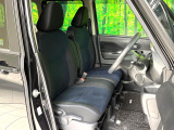 運転席まわりには十分なスペースがあり、大柄な方でもゆったり運転していただける環境です。
