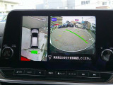 【アラウンドビューモニター】空から見下ろすような視点で、スムースな駐車と安全確認をサポートします。