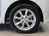 純正のアルミホイール装着車です。タイヤサイズは155/65R14です。