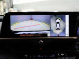 パノラミックビューモニター付きです。車両を上から見たような映像をディスプレイオーディオ画面に表示。運転席からの目視だけでは見にくい、車両周辺の状況をリアルタイムでしっかり確認できます。