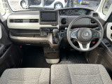 操作性に優れた運転席となります!小物入れや各ボタンの配置にこだわり、使いやすいです!座り心地もよく視認性も良好なのでロングドライブもお任せ下さい!