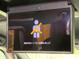 【14型有機ELフリップダウン】三列目からでも迫力のエンタメが観れる大画面フリップダウン。有機ELのモニターでは、一般的なフリップダウンよりも高コントラストでキレイな映像を楽しめます。