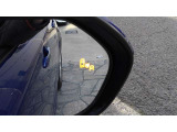 {ブラインドスポットモニター}隣の車線を走る車両をレーダーで検知し、ドアミラーに搭載されたLEDインジケーターが点灯し注意を喚起してくれます。