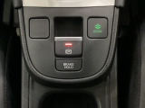 セレクトレバーの下に電子制御パーキングブレーキがあります。スイッチひとつで、停車した地点の傾斜などをシステムが検知・判断してブレーキ力を自動的に最適制御し、しっかり停車できるパーキングシステムです。