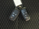 電子キーをポケットやカバンに入れているだけで、ドアの開錠・施錠が行えます。荷物を抱えていてもラクラク開閉です。エンジン始動も行えます。