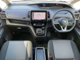 運転席まわりは機能的にまとまっています。足元が広々のインパネATです♪