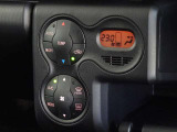 車内を快適に、オートエアコンを装備しています。