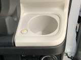 【ホッとカップホルダー】ホットドリンクをちょうどいい温度でキープしてくれる保温機能付きのカップホルダーです。冬の寒い日でも快適なドライブを♪