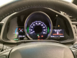 ハイブリット車専用のメーターです。中央のスピードメーターより左右のサブデスプレイで燃費や動力伝達などの情報が見れるようになっています。