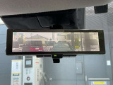 スマートルームミラーは、車両後方に設置されたカメラの映像を、ルームミラーに映し出すことで、死角をなくし、安全性を向上させることができます。また、夜間や雨天時でも、クリアな映像を映し出すことができます。