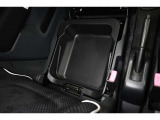 助手席下収納があり車内の荷物も整理できスッキリです♪