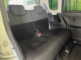 後部座席も気になるようなキズ・汚れやへたり等、大きなダメージはなく、良好な状態です。