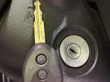 【キーレス】少し離れた場所からでもボタン一つでドアの開錠・施錠ができるのでとっても便利!ドアの鍵穴周りに傷をつけることもありません♪