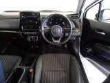 革巻きステアリングで快適な操作性の運転席です。