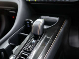 ドライバーの操作しやすい位置に、軽い力でシフトチェンジできる電子制御式シフトレバーを設定。シフトチェンジ後、シフトレバーは自動的にホームポジションに戻るので、次の操作が素早く行えます。