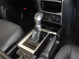 操作が楽なフロアシフトです、レバー式パーキングブレーキで足元インパネ周りもすっきりしています。