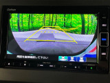【バックカメラ】駐車時に後方がリアルタイム映像で確認できます。大型商業施設や立体駐車場での駐車時や、夜間のバック時に大活躍!運転スキルに関わらず、今や必須となった装備のひとつです!