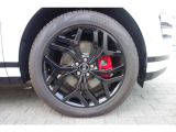 大径ホイールは、車全体の外観に高級感を与える要素の一つです。スポーツカーに装備されていることが多く、その存在感が車のプレミアム感を高めます。デザインが豪華であるため、外観の美しさや魅力が際立ちます。