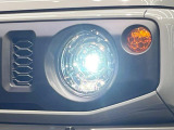 【LEDヘッドライト】悪天候や夜間走行時も良好な視界を確保し安心して運転できる高輝度LEDヘッドライトを装備!点灯速度が早く、消費電力も抑えられています。