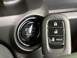 【Hondaスマートキー】カバンやポケットに入れたままでもドアの施錠・解錠が可能なスマートキーを装備。エンジンのオン・オフ時もカギを取り出す必要が無いからとっても便利です♪