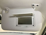 【運転席サンバイザー】鏡が付いているのでメイク直しなどにも便利★