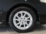純正のアルミホイール+ホイールキャップ装着車です。