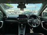 すっきりとまとめられたインパネ周り。運転操作もしやすいです。取り回しの良さで普段のお買い物から街乗りまでピッタリの車ですよ。