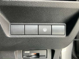 安全装備に関するボタンは運転席周りにまとめて設置されています