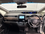 見通しの良い運転席回りとなっておりますので安心して運転をして頂けます!窓が大きいので明るく開放的な室内です