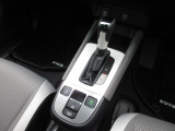 扱いやすい位置に配置されたフロアオートマチックです。CVT採用で、滑らかでスムーズな走りが楽しめます。