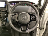ハンドルにHondaセンシング系のクルーズコントロールやレーンキープアシストなどのスイッチと、オーディオの操作スイッチが装備されています。ハンドルから手を離さず安全に操作できます。