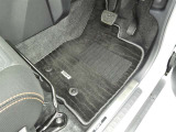 フロアマットも綺麗にクリーニングされています。