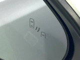 【ブラインドスポットモニター】走行中、ドアミラーの死角になりやすい箇所に後続車が接近するとサイドミラーのレンズに警告を表示!ドライバーに注意喚起をしてくれます。