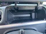 センターメーターだから出来る、便利な小物入れが運転席前に、リット付きであります。