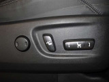 パワーシート搭載。微妙な調整が手軽にでき、ピッタリのポジションで運転することが可能です。